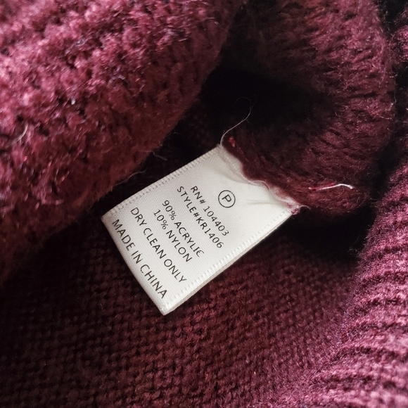 J.O.A. Knitted Oversized Fuzzy V Sweater Burgundy Size Small - Picture 6 of 10